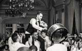 Tanzende Gaeste Freuen Sich Mit Und Fuer Das Brautpaar Und Feiern Die Deutsch Arabische Hochzeit Mit Der Musik Vom Arabischen Dj